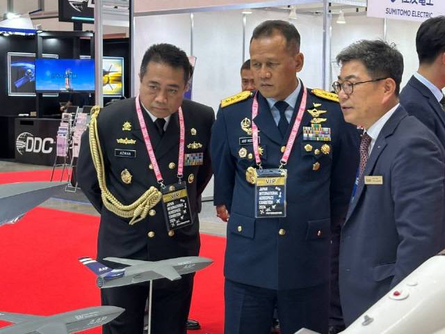 최종원(오른쪽) KAI 전략수출본부장이 JA 2024에 마련된 KIA 부스를 방문한 참여국 관계자에게 차세대공중전투체계를 설명하고 있다. KAI 제공