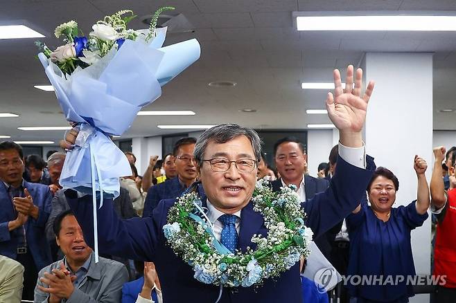 서울시교육감 보궐선거일인 16일 오후 정근식 후보가 서울 마포구에 마련된 사무실에서 당선이 확실시되자 기뻐하고 있다. 연합뉴스