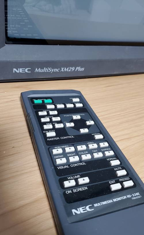 NEC XM29 PLUS 전용 리모콘으로 세세하게 핀쿠션 정리가 가능하다