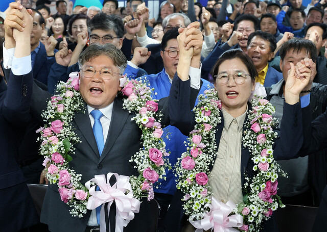 16일 오후 전남 영광군수 재선거에서 이긴 장세일 더불어민주당 후보가 배우자 정수미 씨와 영광읍 선거사무소에서 지지자에게 인사하고 있다. 연합뉴스