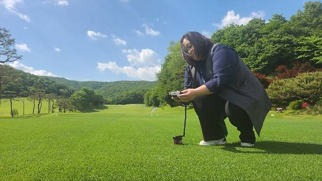 김경덕 삼성물산 잔디연구소장이 경기 용인시 글로렌스골프장의 잔디 상태를 점검하고 있다.