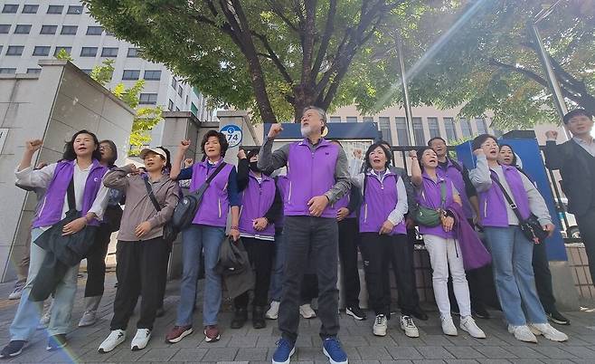 김광호 전 서울경찰청장 등에 대한 1심 선고 공판이 끝난 직후 이태원 참사 유가족들이 기자회견을 열고 “김광호에 면죄부를 부여한 재판부는 각성하라”는 구호를 외치고 있다. 고나린 기자