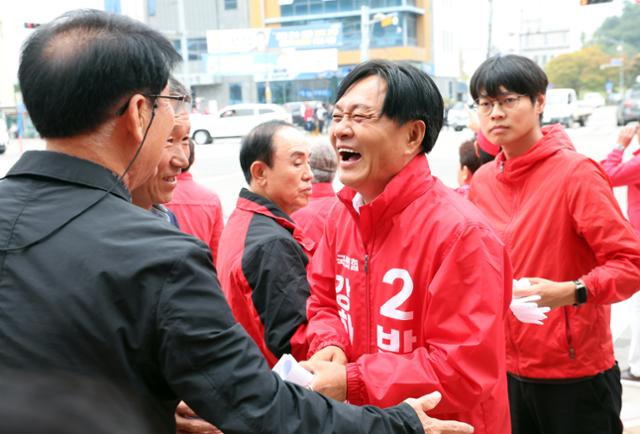 인천 강화군수 보궐선거를 하루 앞둔 15일 강화군 강화읍 수협사거리에서 박용철 국민의힘 후보가 지지자들과 인사를 하고 있다. 뉴스1