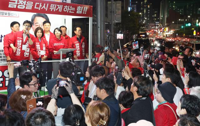 국민의힘 한동훈 대표가 15일 오후 부산 금정구 옛 롯데마트 사거리에서 많은 지지자가 모인 가운데 윤일현 금정구청장 보궐선거 후보의 지지를 호소하는 마지막 유세를 펼치고 있다. 부산=연합뉴스