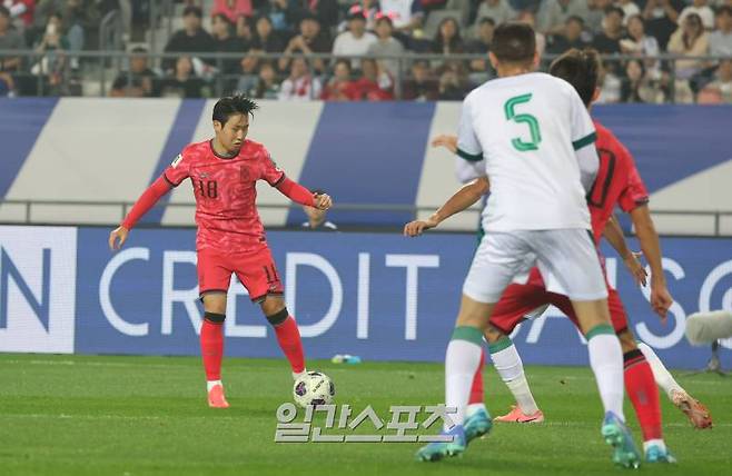 홍명보 감독이 이끄는 한국 축구대표팀이 15일 오후 용인미르스타디움에서 2026 북중미 월드컵 아시아지역 3차예선 이라크와 경기를 펼쳤다. 이강인이 이라크 수비를 앞에 두고 공격하고있다. 용인=정시종 기자 capa@edaily.co.kr /2024.10.15.