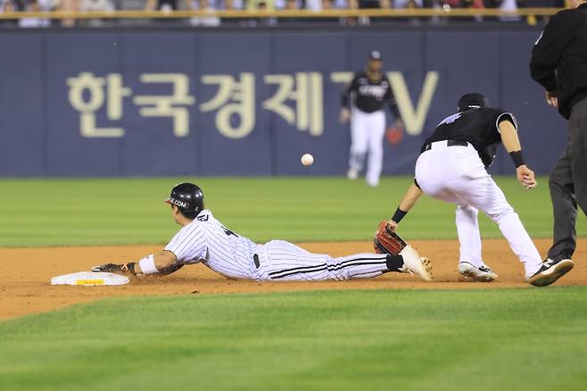 <yonhap photo-5292="">(서울=연합뉴스) 신현우 기자 = 11일 서울 잠실야구장에서 열린 2024 신한 SOL뱅크 KBO 포스트시즌 준플레이오프 5차전 kt wiz와 LG 트윈스의 경기. 3회말 1사 1루 LG 오스틴 타석 때 1루주자 신민재가 2루도루에 성공하고 있다. kt 수비 실책으로 신민재는 3루까지 진루. <저작권자 ⓒ 1980-2024 ㈜연합뉴스. 무단 전재 재배포 금지, AI 학습 및 활용 금지></yonhap>