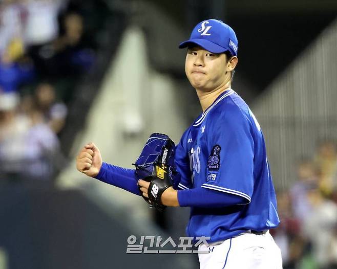 2024 프로야구 KBO 포스트시즌 LG트윈스와 삼성라이온즈의 플레이오프(PO) 3차전 경기가 17일 오후 서울 잠실야구장에서 열렸다. 3회말 1사 1루 신민재를 병살로 처리한 황동재가 주먹을 불끈 쥐고 있다. 잠실=김민규 기자 mgkim1@edaily.co.kr /2024.10.17/