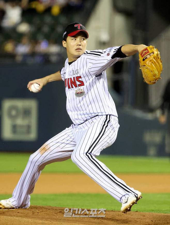 LG선발 임찬규가 17일 오후 서울 잠실경기장에서 열리는 2024 프로야구 KBO 포스트시즌 LG트윈스와 삼성라이온즈의 플레이오프(PO) 3차전에서 선발등판해 공을 던지고 있다. 잠실=김민규 기자 mgkim1@edaily.co.kr /2024.10.17/