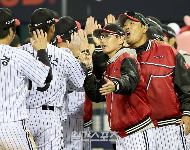 2024 프로야구 KBO 포스트시즌 LG트윈스와 삼성라이온즈의 플레이오프(PO) 3차전 경기가 17일 오후 서울 잠실야구장에서 열렸다. 1대 0 으로 3차전 승리를 거둔 LG 염경엽 감덕이 경기 후 에르난데스 등 선수들을 맞이하고 있다. 잠실=김민규 기자 mgkim1@edaily.co.kr /2024.10.17/