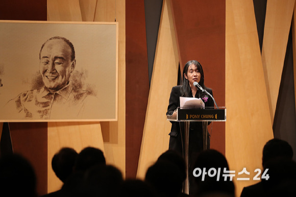 한국인 최초로 노벨문학상을 수상한 한강 작가가 17일 서울 강남구 아이파크타워에서 열린 제18회 포니정 혁신상 시상식에서 수상소감을 말하고 있다. [사진=사진공동취재단]