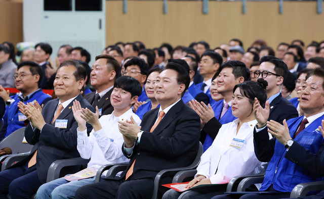 ▲ 윤석열 대통령이 17일 강원도 강릉시 아이스 아레나에서 열린 2024년 바르게살기운동 전국회원대회에 참석, 박수치고 있다. 연합뉴스