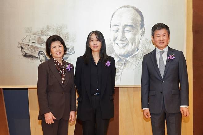 한강 작가(가운데) 17일 서울 강남구 현대아이파크타워에서 열린 제18회 포니정 혁신상 시상식에 참석했다.