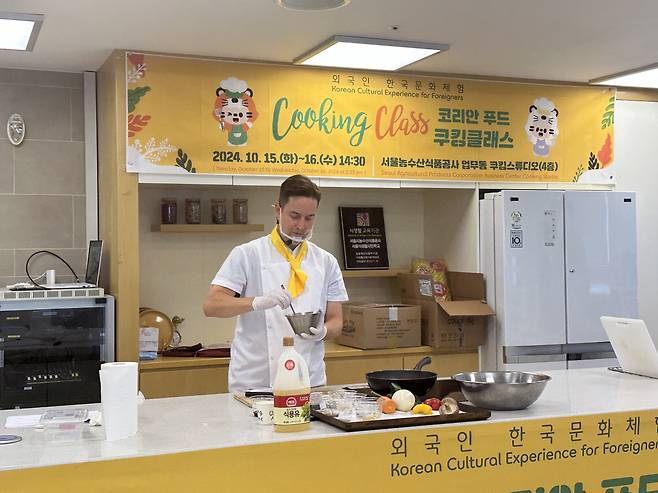 Chef Dario Joseph Lee demonstrates how to make japchae during the Korean Food Cooking Class hosted by Songpa-gu Office at a cooking studio in Garak Mall on Wednesday. (Lee Jung-joo/The Korea Herald)