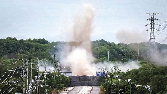 On Tuesday, North Korea blew up roads connecting the North and South via the Donghae and Gyeongui lines. The photo, released by the South Korean Joint Chiefs of Staff, shows the destruction of the inter-Korean roads on the day of the explosion. [NEWS1]