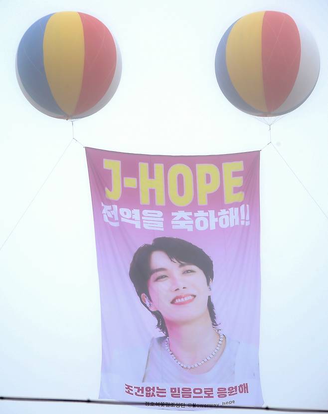 Balloons carrying congratulatory messages float near BTS member J-Hope's military base in Wonju, Gangwon, on Oct. 17. [NEWS1]