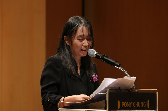 Author Han Kang gives a speech after receiving the Pony Chung Innovation Award in Gangnam District, southern Seoul, on Thursday. [JOINT PRESS CORPS]