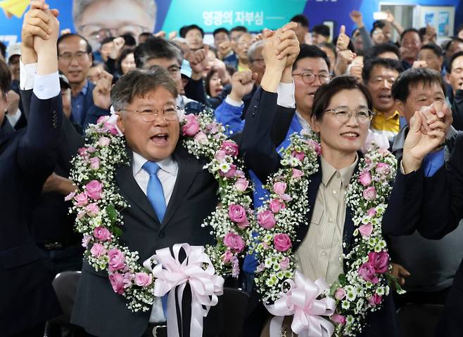 10ㆍ16 재ㆍ보궐선거가 실시된 16일 오후 전남 영광군수 재선거에서 당선이 확실시된 더불어민주당 장세일 후보가 배우자 정수미 씨와 화환을 목에 걸고 지지자들에게 인사하고 있다. 연합뉴스