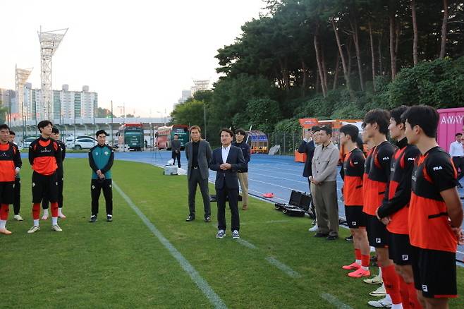 선수들에게 응원의 메시지를 전하고 있는 강원 김진태 구단주. 사진=강원 FC