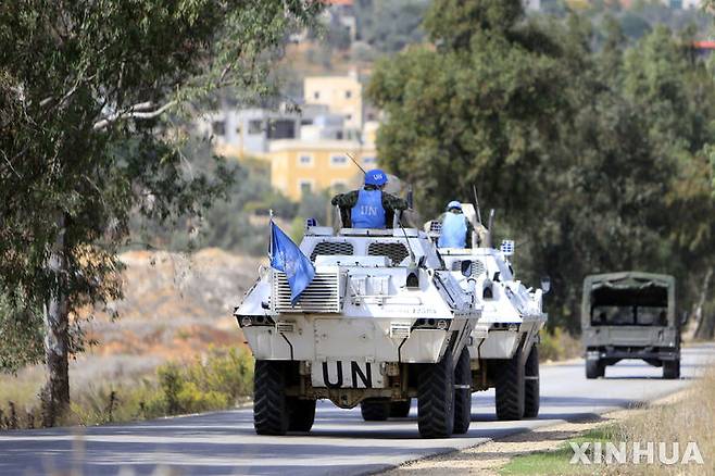 [키암=신화/뉴시스] 레바논 주둔 유엔평화유지군(UNIFIL)과 레바논 군인들이 지난 해 10월 23일 이스라엘과의 국경 지역 레바논 남부 키암을 순찰하고 있다. 이 날 국경에서 이스라엘군과 대치하던 헤즈볼라 병사 3명이 숨졌다.  2024.10.17.