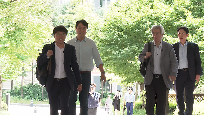 '윤석열 명예훼손 사건' 재판에 출석하는 뉴스타파 한상진, 봉지욱 기자와 김용진 대표. (왼쪽부터)