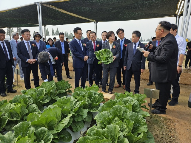 송미령 농림축산식품부 장관(앞줄 오른쪽 세번째) 등이 16일 ‘2024 국제종자박람회’ 전시포에서 배추 ‘CC-308’ 품종을 살펴보고 있다.