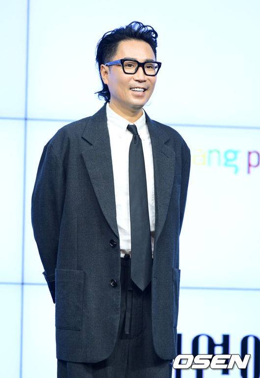 [OSEN=지형준 기자]&nbsp;18일 오후 서울 JW 메리어트 동대문 스퀘어에서 쿠팡플레이 새 예능 '사내연애' 기자간담회가 열렸다.'사내연애'는 연애가 곧 월급이 되는 가상의 패션회사에서 펼쳐지는 12명 남녀들의 직장 로맨스 리얼리티.가수 정재형이 포토타임을 하고 있다. 2022.11.18 /jpnews@osen.co.kr