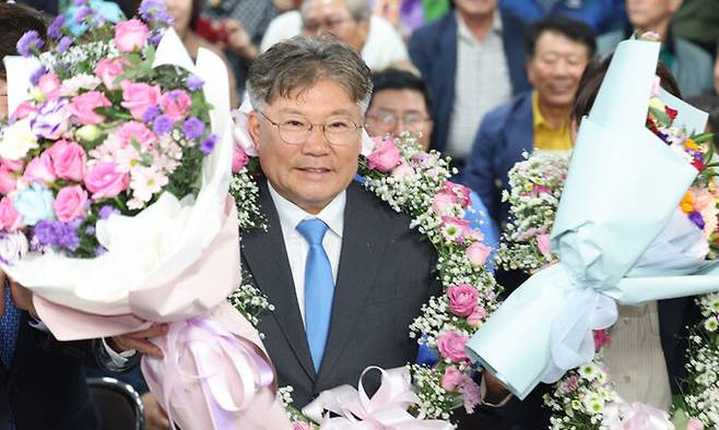 10.16보궐선거일인 16일 장세일 영광군수 후보가 당선이 확실시 되자 선거캠프에서 꽃다발을 들고 있다. 뉴스1