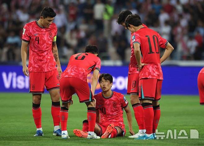 그라운드에 주저 앉은 엄지성(가운데)의 모습. /사진=뉴시스