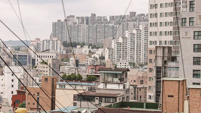 전세사기특별법은 빈틈이 많다. 여야가 6개월마다 보완입법하겠다는 약속도 지켜지지 않고 있다. [사진=뉴시스]