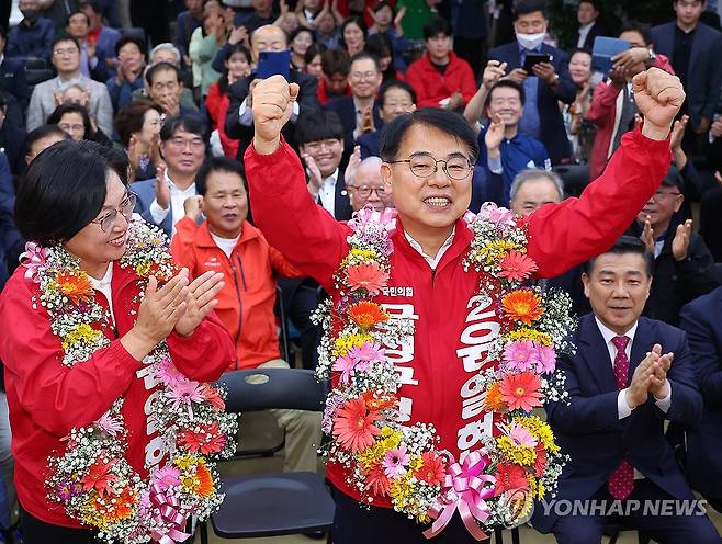 금정서 꽃다발 목에 건 국민의힘 윤일현 (부산=연합뉴스) 손형주 기자 = 윤일현 국민의힘 금정구청장보궐선거 후보가 16일 오후 부산 금정구 선거사무소에서 당선이 유력해지자 꽃다발을 목에걸고 환호하고 있다. 2024.10.16 handbrother@yna.co.kr