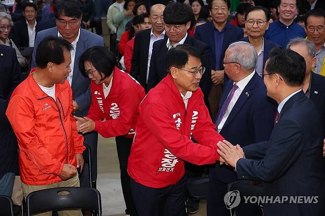 격전지 부산 금정서 승기 잡은 국민의힘 윤일현 (부산=연합뉴스) 손형주 기자 = 10·16 부산 금정구청장 보궐선거 윤일현 국민의힘 후보가 16일 부산 금정구 선거사무소에서 지지자들과 인사를 나누고 있다. 2024.10.16 handbrother@yna.co.kr