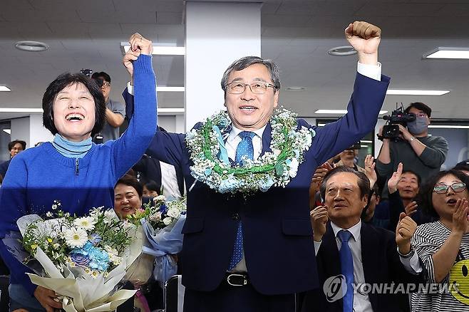 서울시교육감 정근식 당선 확실 (서울=연합뉴스) 서대연 기자 = 서울시교육감 보궐선거일인 16일 오후 정근식 후보가 서울 마포구에 마련된 사무실에서 당선이 확실시되자 부인 은영 씨와 기뻐하고 있다. 2024.10.16 dwise@yna.co.kr