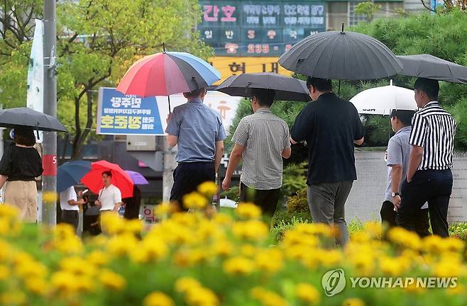 '이 비는 가을비일 거야' (광주=연합뉴스) 조남수 기자 = 20일 광주 북구청 앞에서 시민들이 내리는 비에 우산을 쓰고 이동하고 있다. 2024.9.20 iso64@yna.co.kr