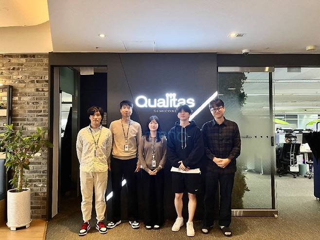 김동혁 프로(Application Engineer팀·왼쪽부터), 고영준 프로(Application Engineer팀), 홍성빈 프로(Application Engineer팀), 김보석 프로(Application Engineer팀), 김정범 프로(Application Engineer팀)가 TUV Rheinland FSE(Functional Safety Engineer·기능 안전전문가)’ 자격증 취득을 기념해 사진을 찍고 있다. (사진=퀄리타스반도체)