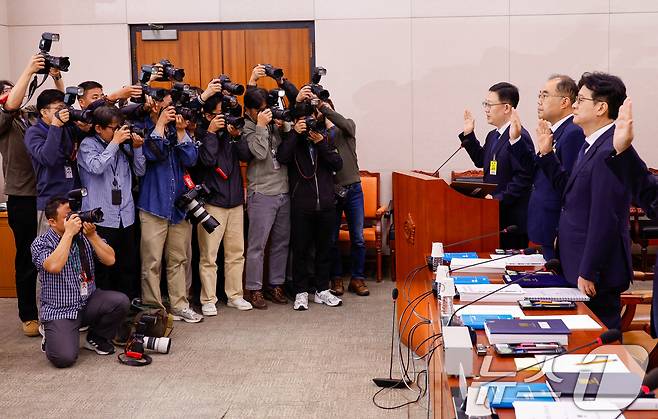 박세현 서울고검장(앞줄 왼쪽부터), 정진우 북부지검장, 이창수 서울중앙지검장이 18일 오전 서울 여의도 국회 법제사법위원회 국정감사에서 선서를 하고 있다. 2024.10.18/뉴스1 ⓒ News1 안은나 기자