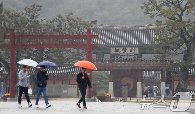 경기 수원시 팔달구 화성행궁 광장에서 시민들이 우산을 쓰고 걷고 있다. 2024.10.18/뉴스1 ⓒ News1 김영운 기자