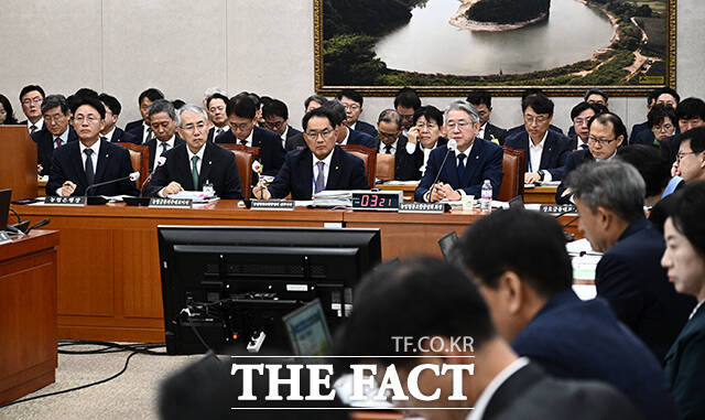 이석용 농협은행장과 이석준 농협금융지주 대표이사, 지준섭 농업협동조합중앙회 전무이사, 강호동 농업협동조합중앙회 회장(왼쪽부터)이 18일 오전 서울 여의도 국회 농해수위에서 열린 농업형동조합중앙회, 농협경제지주, 농협금융지주에 대한 국정감사에 참석해 의원의 질의를 듣고 있다. /국회=박헌우 기자