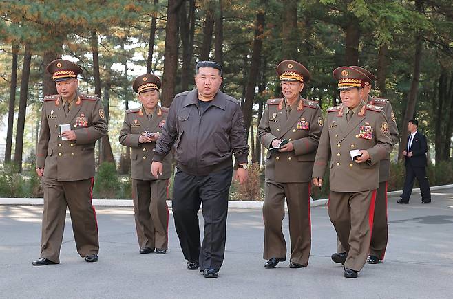 김정은 북한 국무위원장이 지난 17일 인민군 제2군단 지휘부를 방문했다. /노동신문 뉴스1