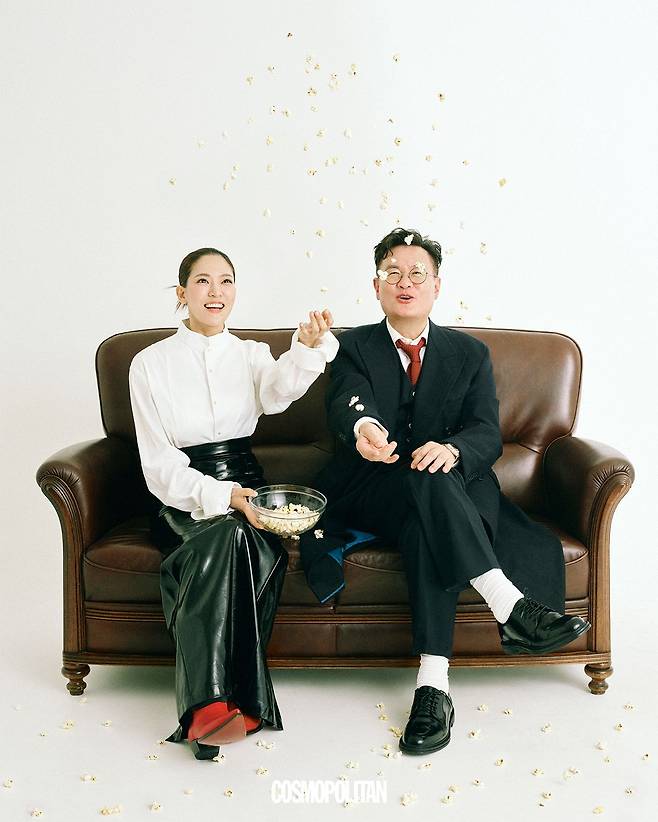 (박은영)셔츠 Burberry. 레더 스커트 Pinkong. 슈즈 스타일리스트 소장품. (여경래)재킷, 베스트, 셔츠, 팬츠 Tranquil House. 슈즈 H&M. 타이, 양말 스타일리스트 소장품. 안경 본인 소장품.