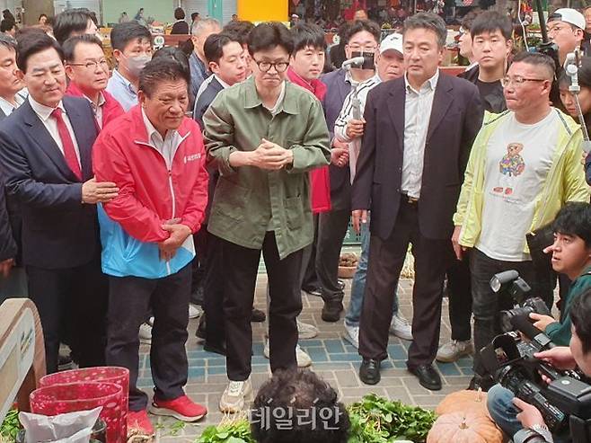 한동훈 국민의힘 대표가 18일 전남 곡성에 위치한 5일 시장에서 최봉의 곡성군수 후보와 낙선인사를 돌고 있다. ⓒ데일리안 김민석 기자