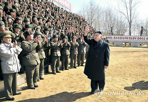 김정은 북한 국방위원회 제1위원장이 23일 폭풍군단 예하로 오중흡7련대칭호를 수여받은 조선인민군 제1973군부대관하 2대대를 시찰했다고 조선중앙통신이 24일 보도했다. 제1973군부대는 평안남도 지역에 있는 11군단(舊 경보교도지도국·일명 '폭풍군단') 산하 특수부대로 추정되며, 이 부대는 서울 침투 등 후방교란 임무를 맡은 것으로 알려졌다. [평양 조선중앙통신=연합뉴스]