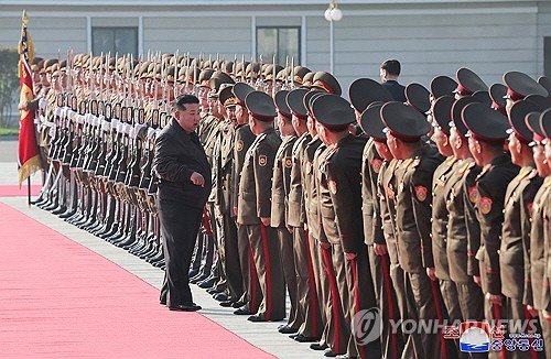 김정은 북한 국무위원장이 지난 17일 인민군 제2군단 지휘부를 방문했다고 조선중앙통신이 18일 보도했다. 김 위원장은 지휘부를 방문한 자리에서 우리나라를 적국, 타국이라 부르며 "한국이 주권을 침해하면 물리력을 조건에 구애됨 없이, 거침없이 사용하겠다"고 위협했다. [평양 조선중앙통신=연합뉴스]