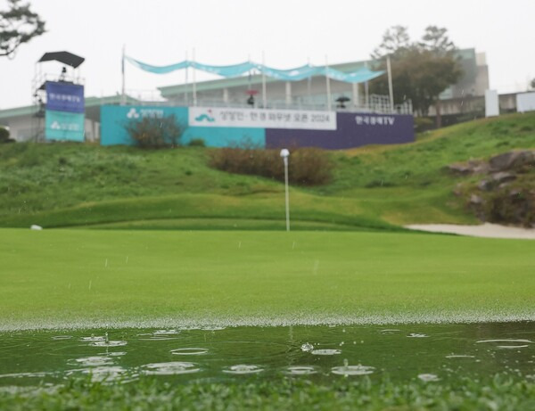 2024년 한국여자프로골프(KLPGA) 투어 상상인·한경와우넷 오픈 둘째 날 빗물이 고인 18번홀 그린 모습이다. 사진제공=KLPGA