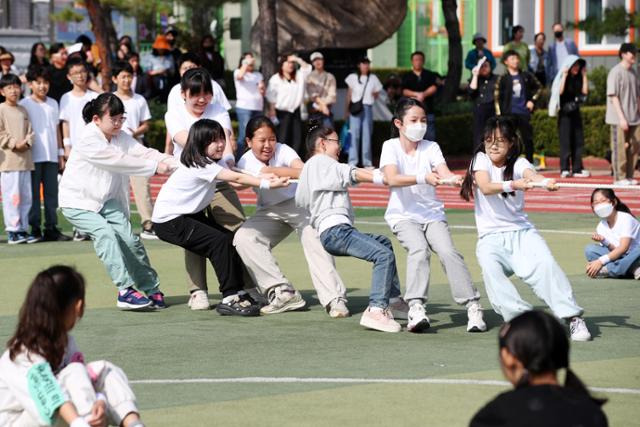 지난 16일 오전 경북 경산서부초등학교 운동장에서 열린 가을운동회. 2024학년도 경산서부 라온한마당에 참여한 학생들이 줄다리기를 하고 있다. 뉴스1