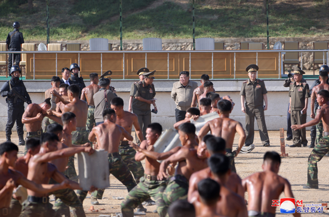 김정은 북한 국무위원장이 9월 11일 '폭풍군단'으로 추정되는 특수전 부대 훈련을 참관하고 있다. 평양=조선중앙통신 연합뉴스