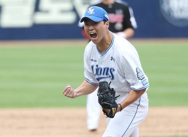 2024 프로야구 KBO 포스트시즌 삼성라이온즈와 LG트윈스의 플레이오프(PO) 1차전 경기가 13일 오후 대구삼성라이온즈파크에서 열렸다. 7회초 2사 1,2루 구원등판한 김윤수가 오스틴을 삼진으로 잡고 포효하고 있다. 대구=김민규 기자 mgkim1@edaily.co.kr /2024.10.13/