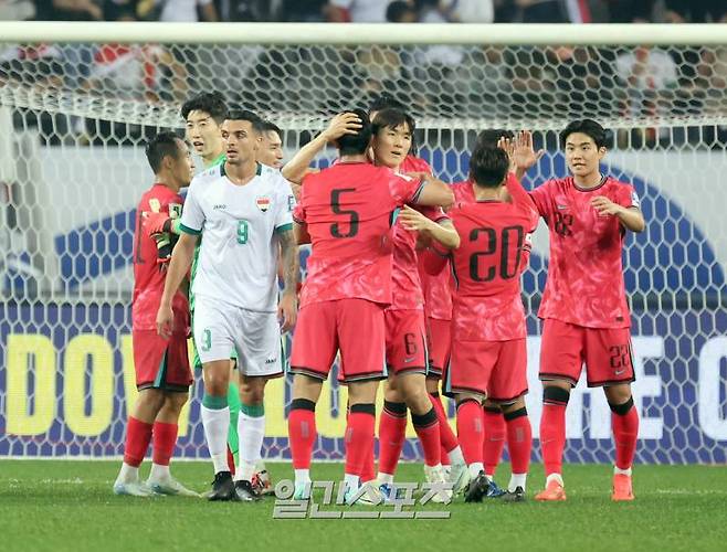 홍명보 감독이 이끄는 한국 축구대표팀이 15일 오후 용인미르스타디움에서 2026 북중미 월드컵 아시아지역 3차예선 이라크와 경기를 펼쳤다. 대표팀이 3-2 승리했다 경기종료후 선수들이 승리를 기뻐하고있다. 용인=정시종 기자 capa@edaily.co.kr