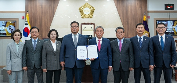 괴산군의원들이 18일 청안 질마재 도로 건설 건의문을 채택하고 조속한 사업 시행을 촉구했다.  [사진=괴산군의회]