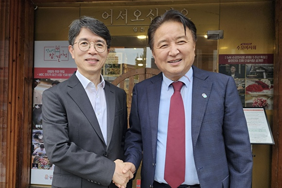 김영환 충북지사(오른쪽)가 18일 서울의 한 식당에서 김완섭 환경부 장관을 만나 수질 개선 사업에 환경부 협조를 요청한 뒤 기념 촬영을 하고 있다. [사진=충북도]