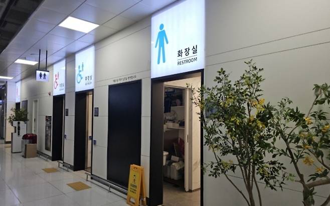 한국공항공사 제주공항은 연간 3,000만 명 이상의 내·외국인이 찾는 관광 관문으로서 쾌적한 환경조성과 화장실 위생관리를 위해 노력한 점이 높은 점수를 받았다. (한국공항공사 제주공항 제공)